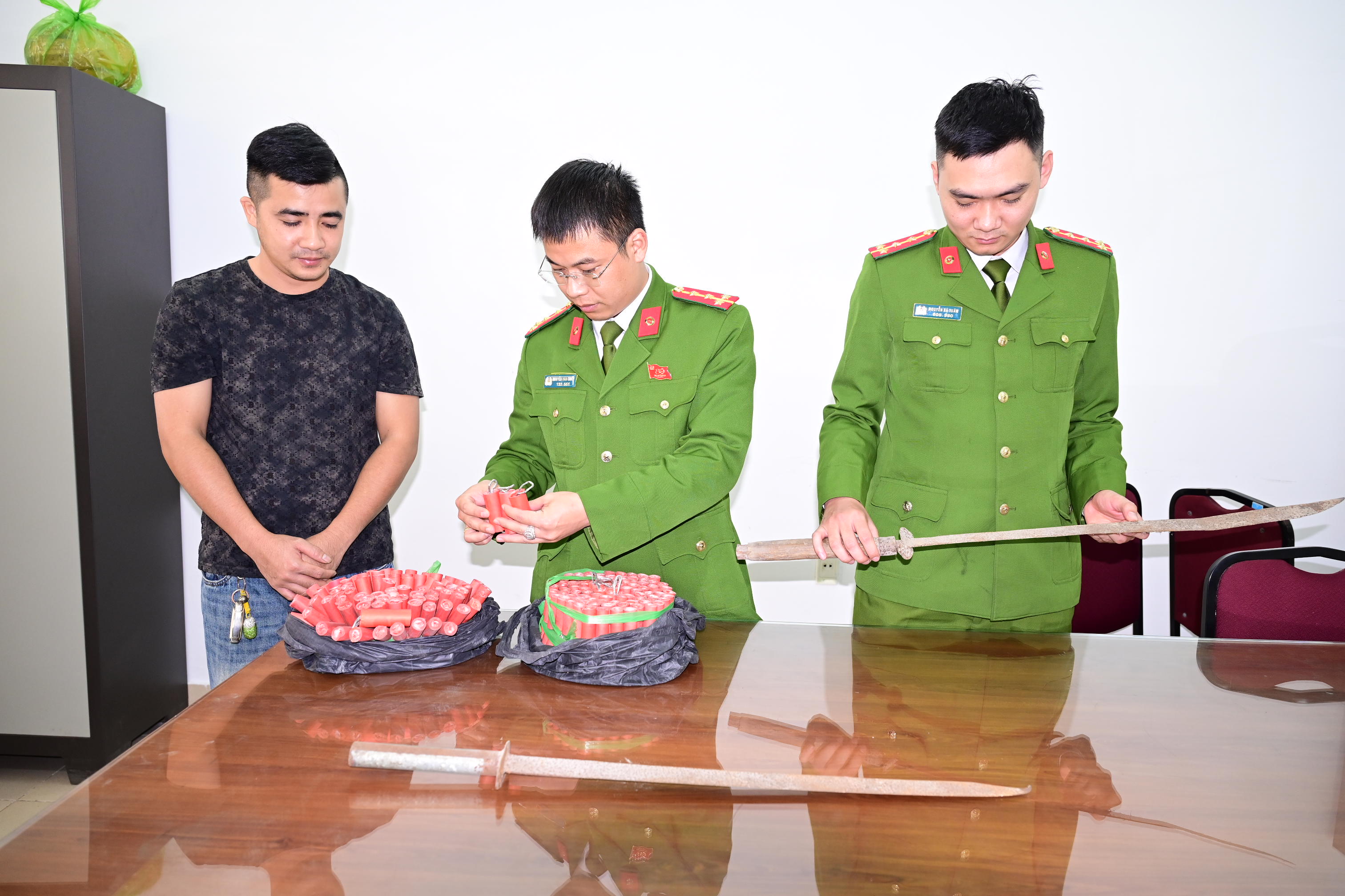 Công an phường Bạch Đằng tiếp nhận 3,7kg pháo nổ và 02 kiếm tự chế do Nhân dân giao nộp